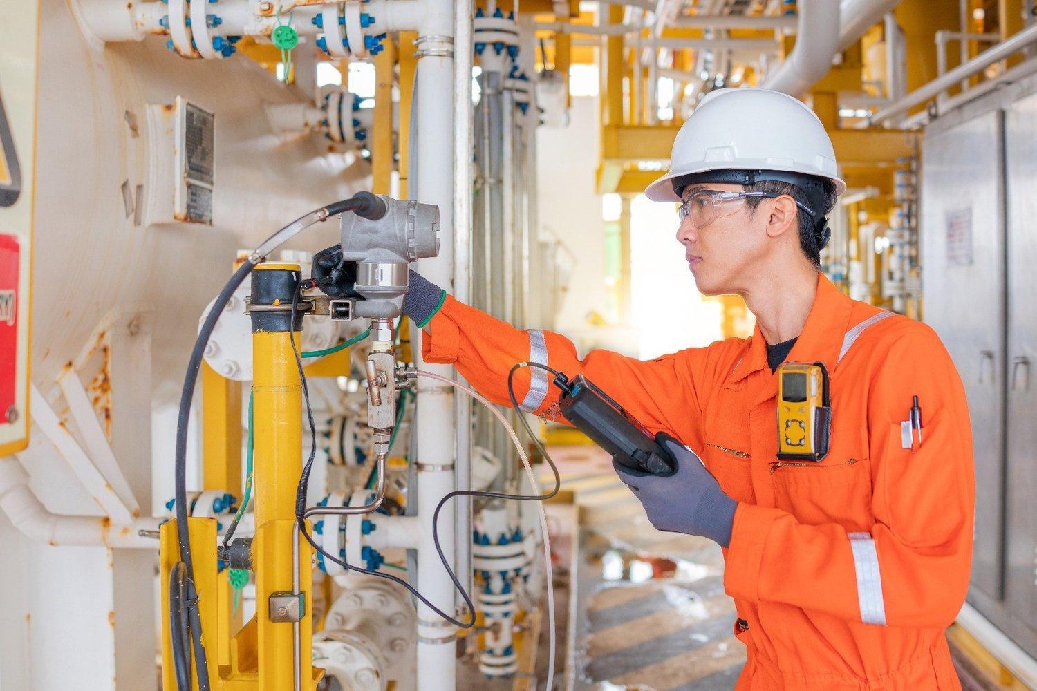 homme faisant une maintenance